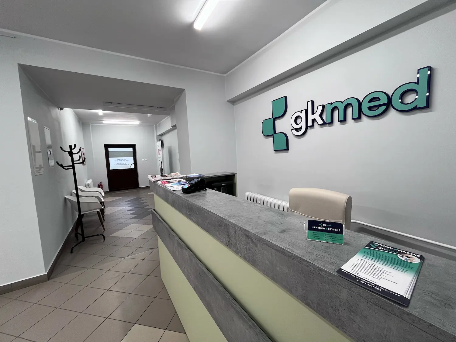 Centrum Medyczne GK-MED w Rudzie Śląskiej - wejście i poczekalnia